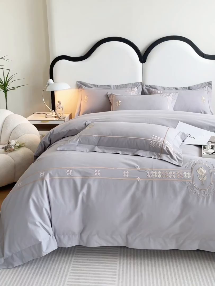 91家纺网 家纺一手货源 找家纺 欣宜家纺 2025新款纯棉全棉长绒棉磨毛绣花四件套克里斯系列刺绣套件带礼盒 克里斯-绅士灰