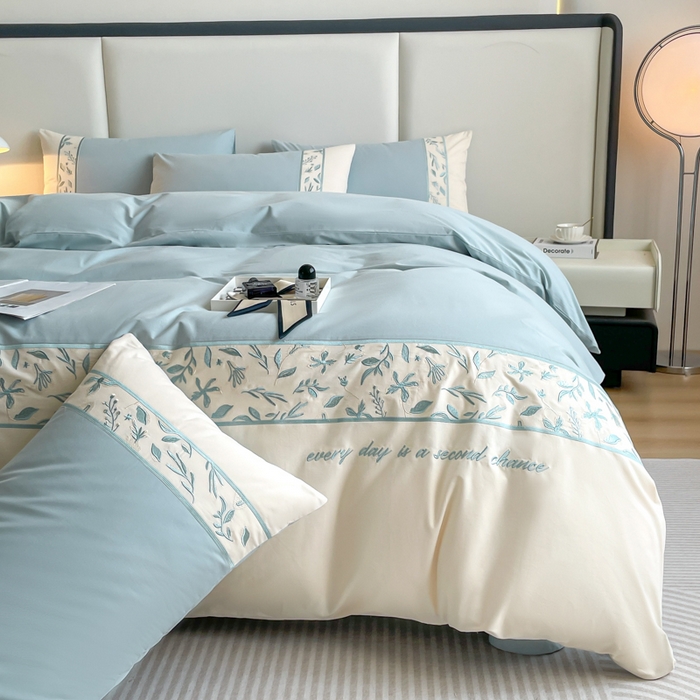 91家纺网 家纺一手货源 找家纺 欣宜家纺 2025新款纯棉全棉长绒棉磨毛绣花四件套花漾系列刺绣套件带礼盒 飘蓝