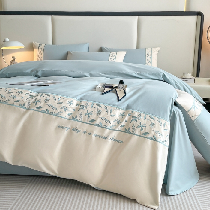 91家纺网 家纺一手货源 找家纺 欣宜家纺 2025新款纯棉全棉长绒棉磨毛绣花四件套花漾系列刺绣套件带礼盒 飘蓝