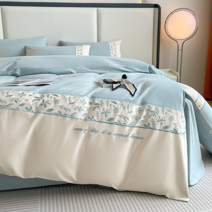 91家纺网 家纺一手货源 找家纺 欣宜家纺 2025新款纯棉全棉长绒棉磨毛绣花四件套花漾系列刺绣套件带礼盒 飘蓝