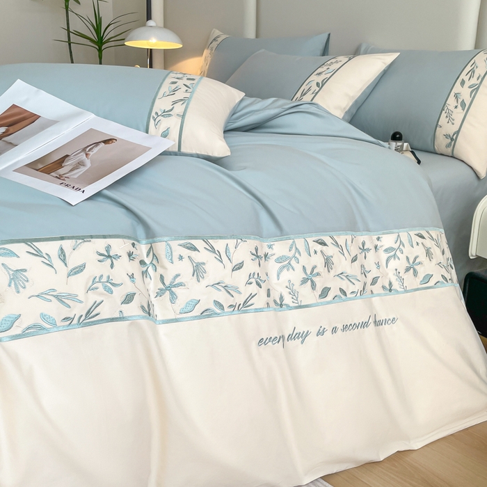 91家纺网 家纺一手货源 找家纺 欣宜家纺 2025新款纯棉全棉长绒棉磨毛绣花四件套花漾系列刺绣套件带礼盒 飘蓝