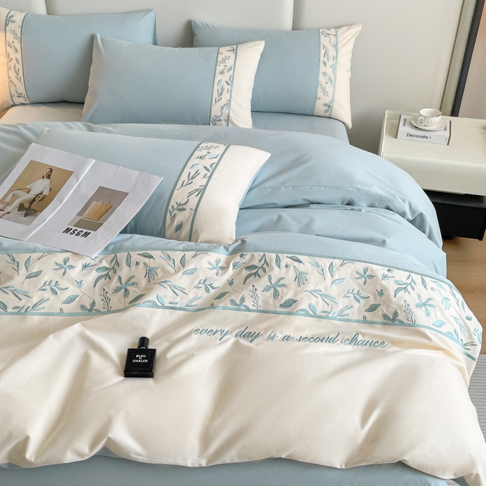 91家纺网 家纺一手货源 找家纺 欣宜家纺 2025新款纯棉全棉长绒棉磨毛绣花四件套花漾系列刺绣套件带礼盒 飘蓝