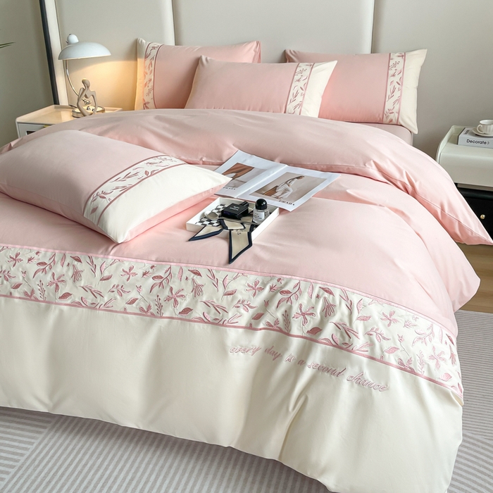 91家纺网 家纺一手货源 找家纺 欣宜家纺 2025新款纯棉全棉长绒棉磨毛绣花四件套花漾系列刺绣套件带礼盒 少女粉