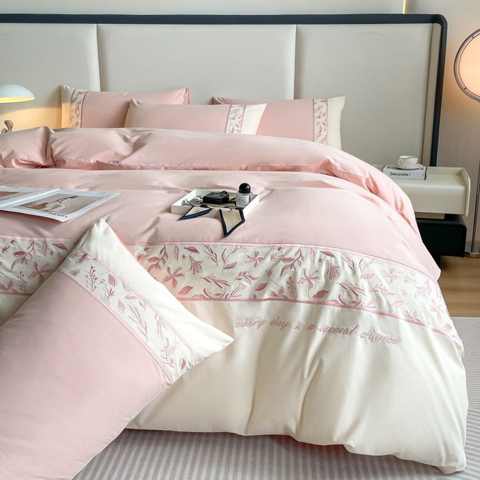 91家纺网 家纺一手货源 找家纺 欣宜家纺 2025新款纯棉全棉长绒棉磨毛绣花四件套花漾系列刺绣套件带礼盒 少女粉