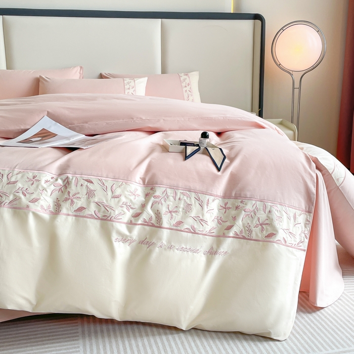 91家纺网 家纺一手货源 找家纺 欣宜家纺 2025新款纯棉全棉长绒棉磨毛绣花四件套花漾系列刺绣套件带礼盒 少女粉