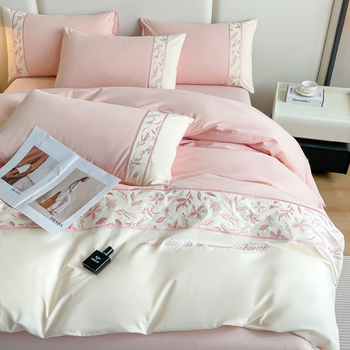 91家纺网 家纺一手货源 找家纺 欣宜家纺 2025新款纯棉全棉长绒棉磨毛绣花四件套花漾系列刺绣套件带礼盒 少女粉