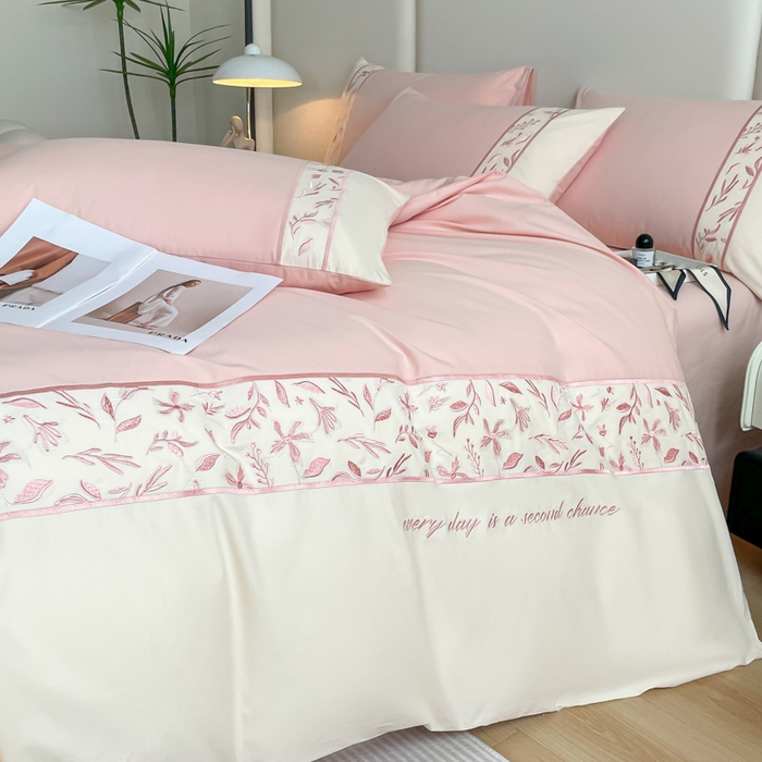 91家纺网 家纺一手货源 找家纺 欣宜家纺 2025新款纯棉全棉长绒棉磨毛绣花四件套花漾系列刺绣套件带礼盒 少女粉