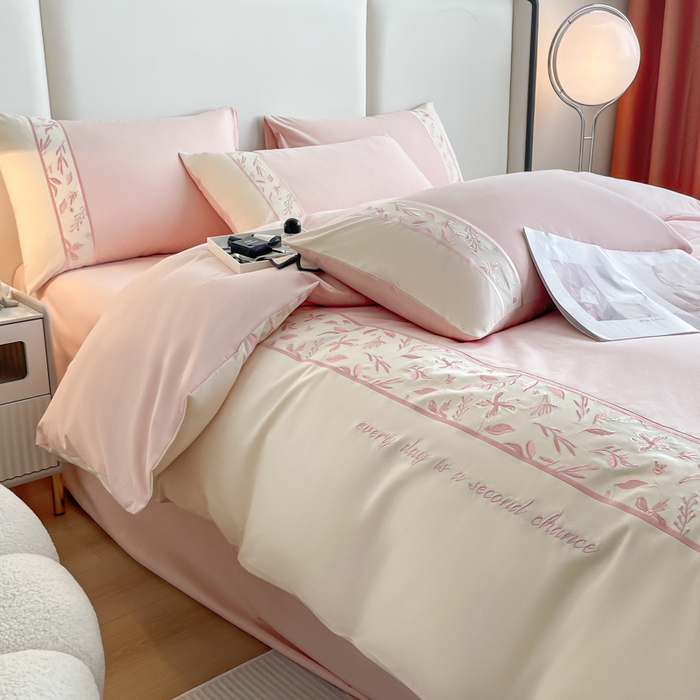 91家纺网 家纺一手货源 找家纺 欣宜家纺 2025新款纯棉全棉长绒棉磨毛绣花四件套花漾系列刺绣套件带礼盒 少女粉