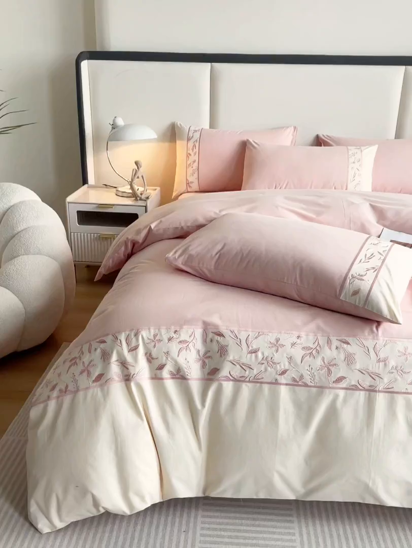 91家纺网 家纺一手货源 找家纺 欣宜家纺 2025新款纯棉全棉长绒棉磨毛绣花四件套花漾系列刺绣套件带礼盒 少女粉