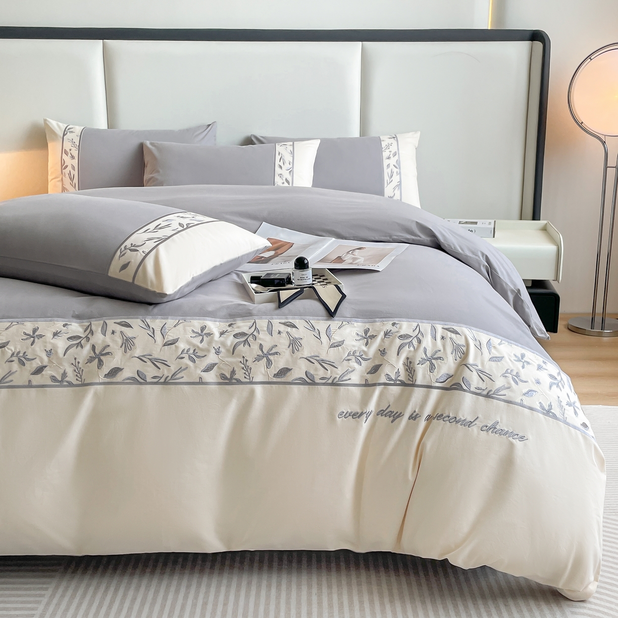 91家纺网 家纺一手货源 找家纺 欣宜家纺 2025新款纯棉全棉长绒棉磨毛绣花四件套花漾系列刺绣套件带礼盒 绅士灰