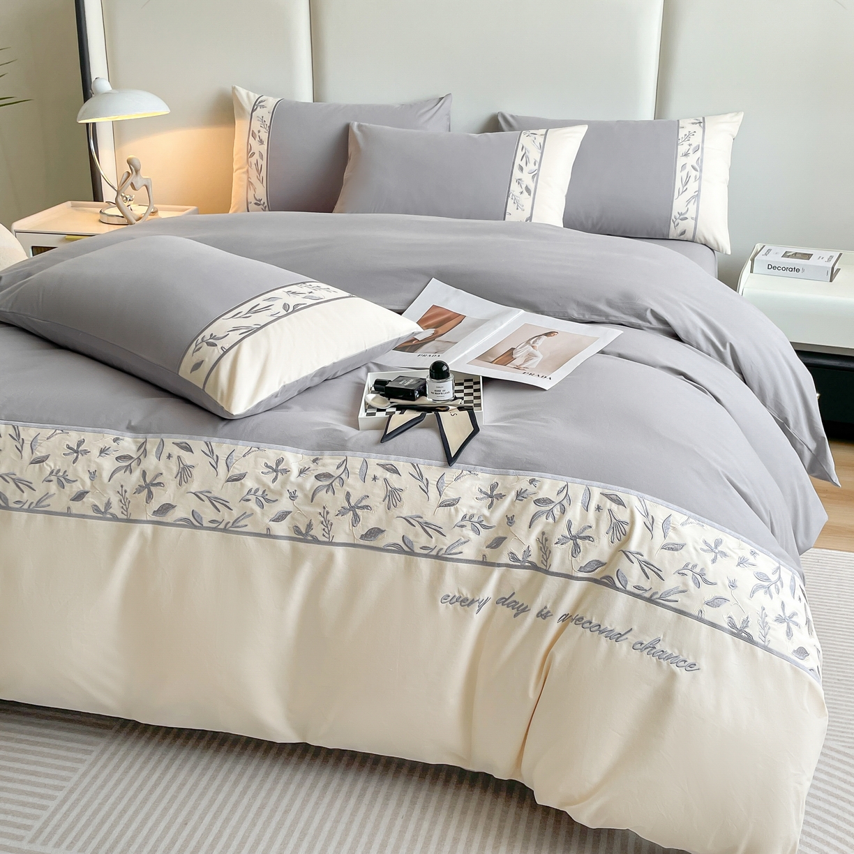 91家纺网 家纺一手货源 找家纺 欣宜家纺 2025新款纯棉全棉长绒棉磨毛绣花四件套花漾系列刺绣套件带礼盒 绅士灰