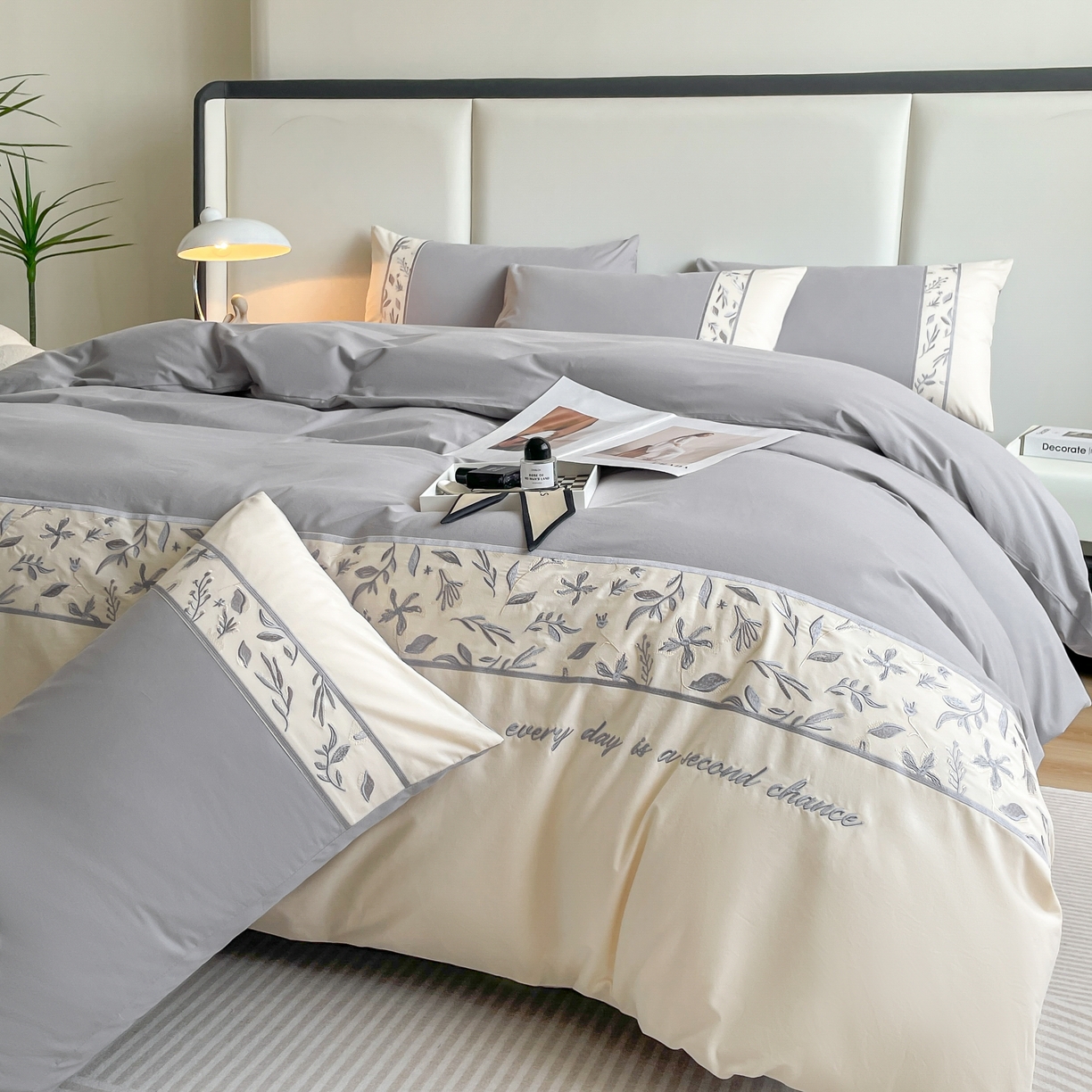 91家纺网 家纺一手货源 找家纺 欣宜家纺 2025新款纯棉全棉长绒棉磨毛绣花四件套花漾系列刺绣套件带礼盒 绅士灰