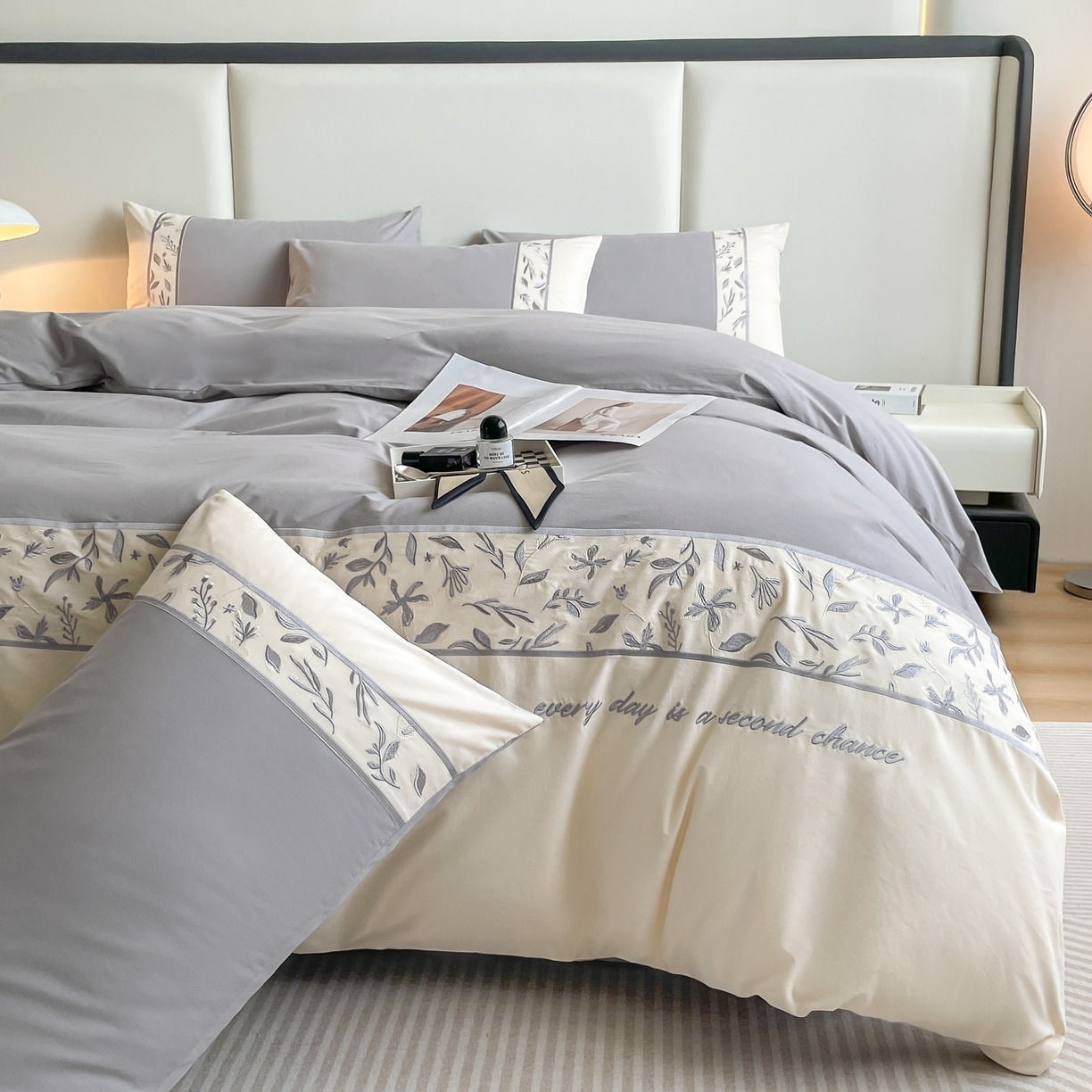 91家纺网 家纺一手货源 找家纺 欣宜家纺 2025新款纯棉全棉长绒棉磨毛绣花四件套花漾系列刺绣套件带礼盒 绅士灰