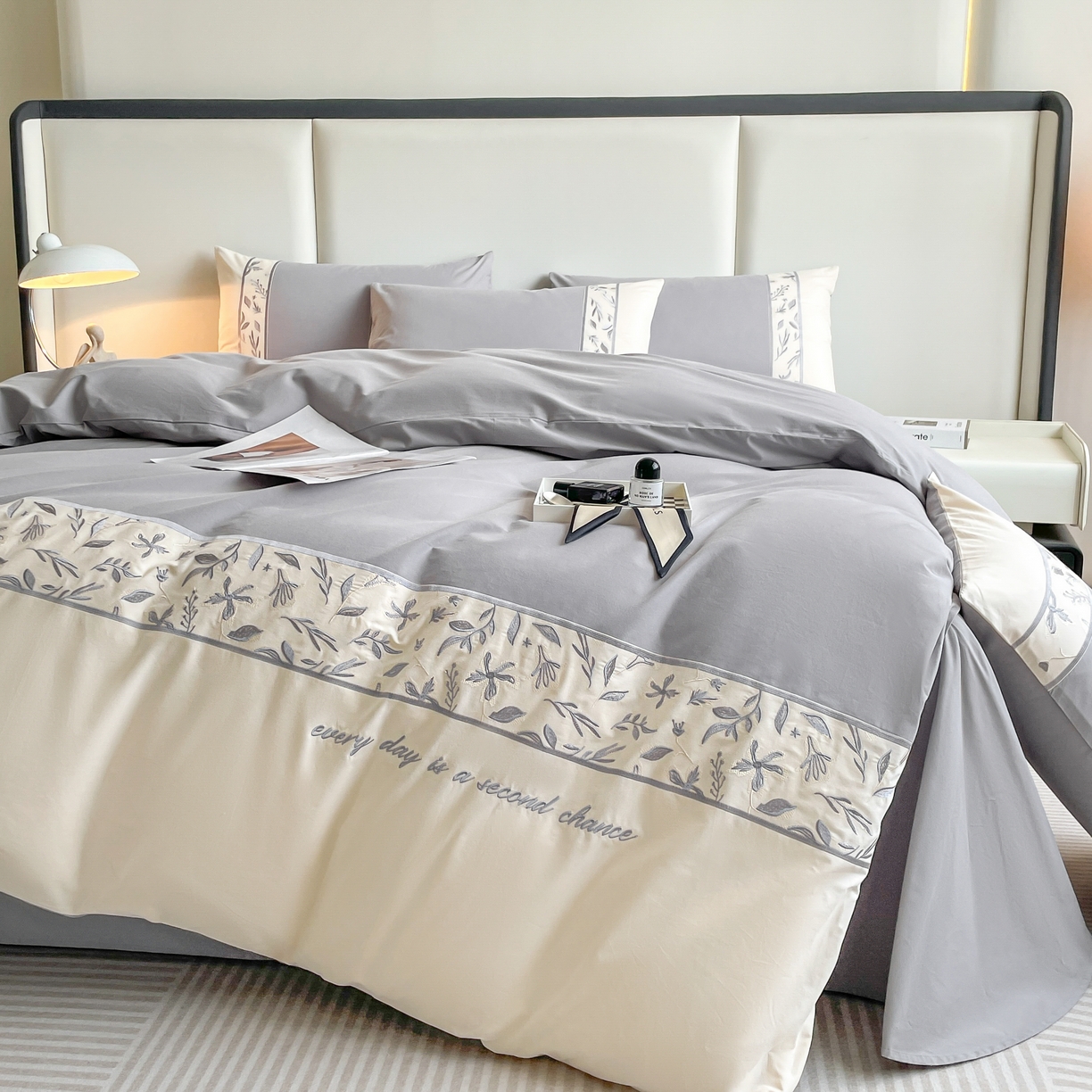 91家纺网 家纺一手货源 找家纺 欣宜家纺 2025新款纯棉全棉长绒棉磨毛绣花四件套花漾系列刺绣套件带礼盒 绅士灰