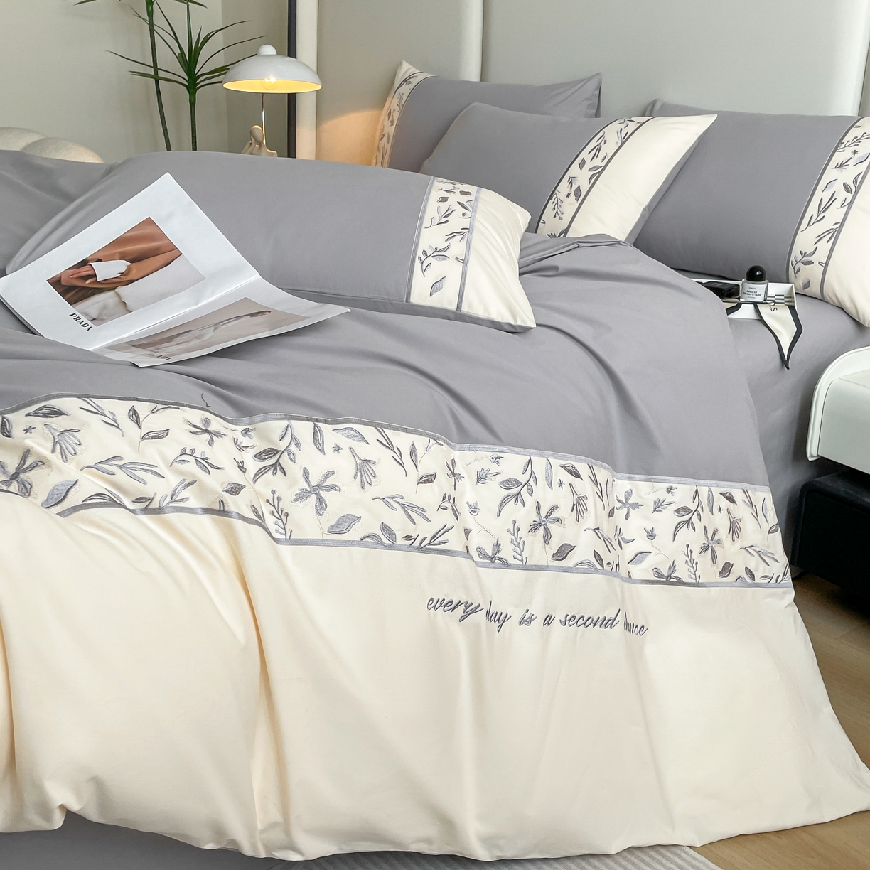 91家纺网 家纺一手货源 找家纺 欣宜家纺 2025新款纯棉全棉长绒棉磨毛绣花四件套花漾系列刺绣套件带礼盒 绅士灰