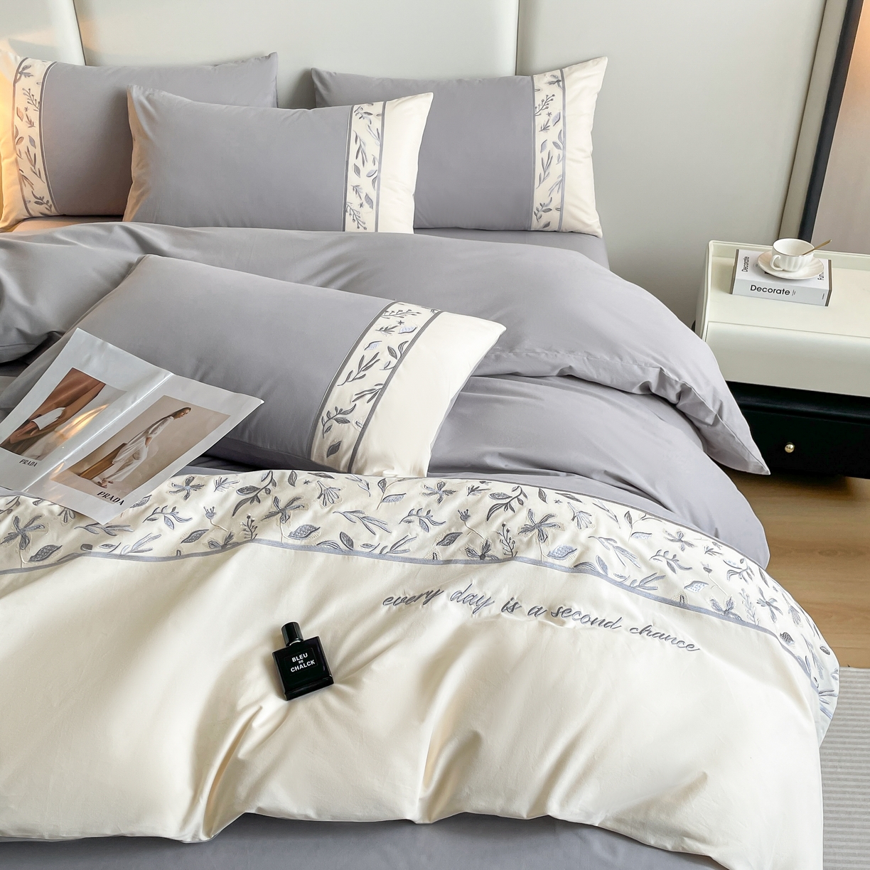 91家纺网 家纺一手货源 找家纺 欣宜家纺 2025新款纯棉全棉长绒棉磨毛绣花四件套花漾系列刺绣套件带礼盒 绅士灰