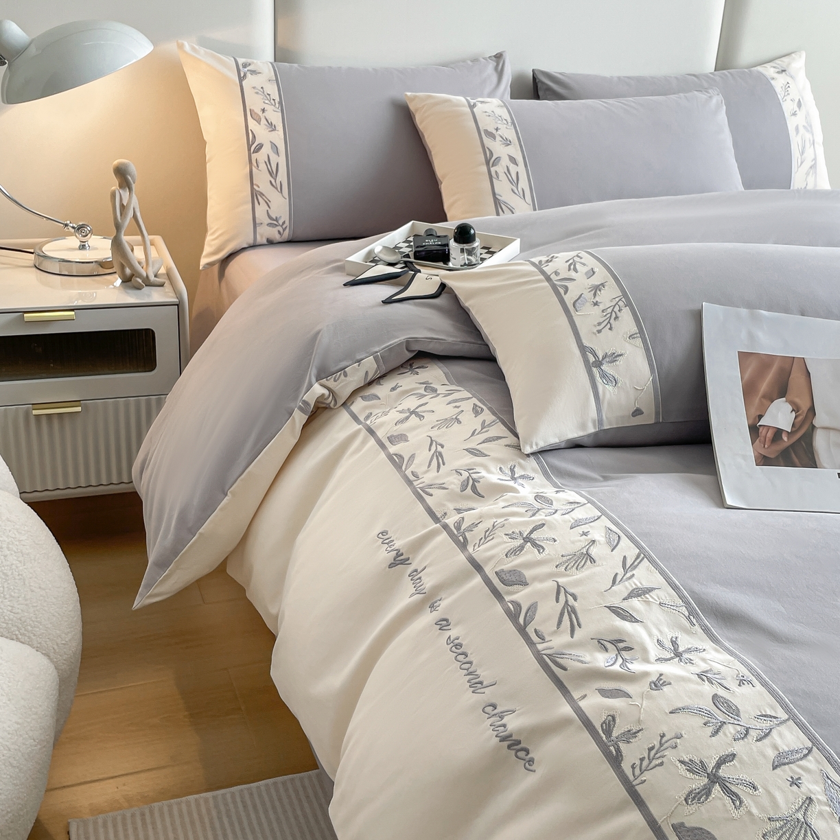 91家纺网 家纺一手货源 找家纺 欣宜家纺 2025新款纯棉全棉长绒棉磨毛绣花四件套花漾系列刺绣套件带礼盒 绅士灰