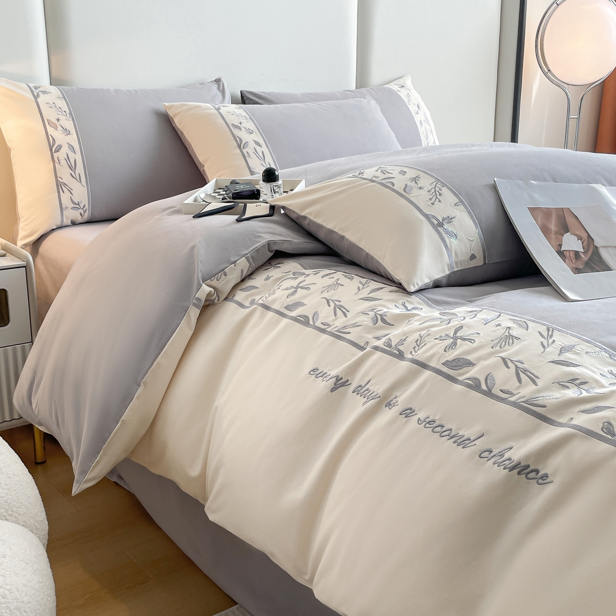 91家纺网 家纺一手货源 找家纺 欣宜家纺 2025新款纯棉全棉长绒棉磨毛绣花四件套花漾系列刺绣套件带礼盒 绅士灰