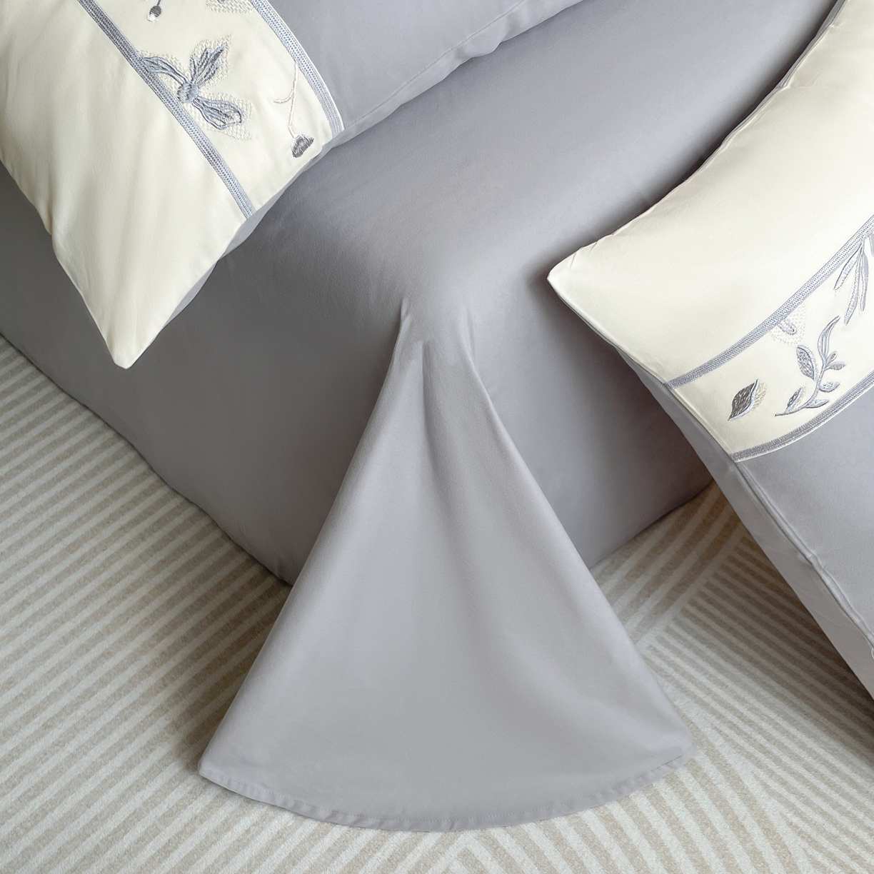 91家纺网 家纺一手货源 找家纺 欣宜家纺 2025新款纯棉全棉长绒棉磨毛绣花四件套花漾系列刺绣套件带礼盒 绅士灰