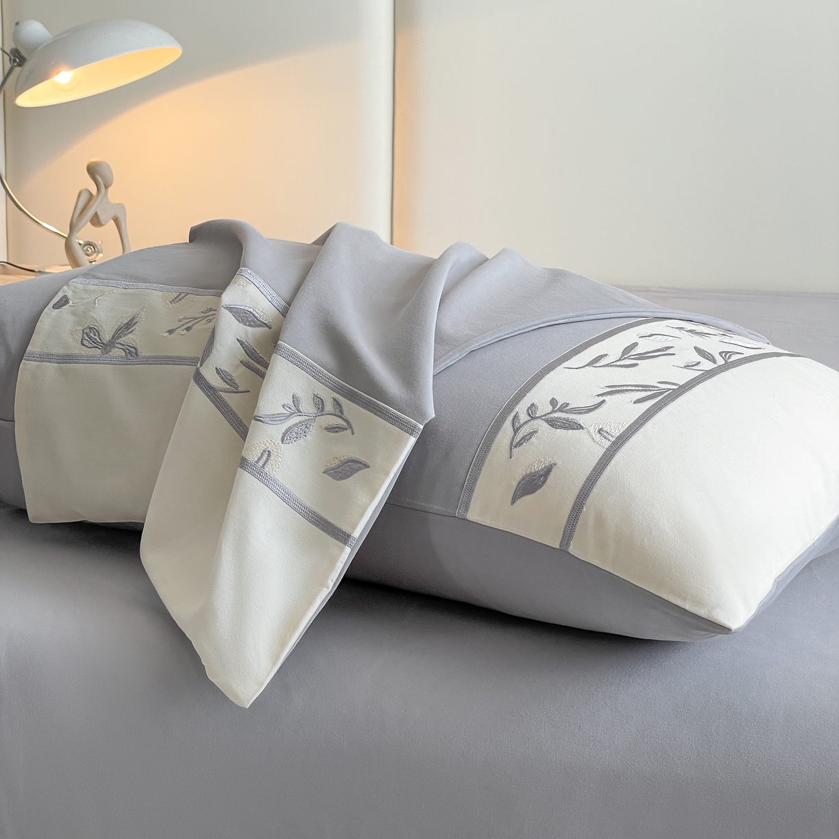 91家纺网 家纺一手货源 找家纺 欣宜家纺 2025新款纯棉全棉长绒棉磨毛绣花四件套花漾系列刺绣套件带礼盒 绅士灰