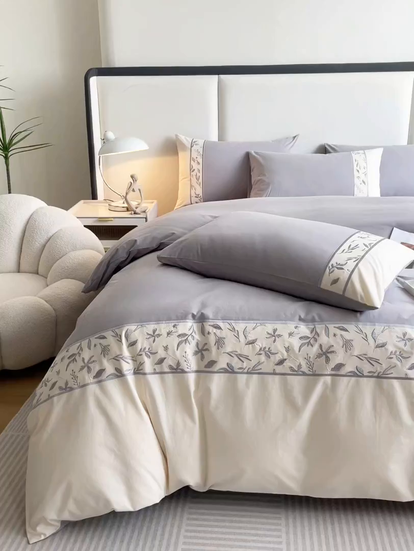 91家纺网 家纺一手货源 找家纺 欣宜家纺 2025新款纯棉全棉长绒棉磨毛绣花四件套花漾系列刺绣套件带礼盒 绅士灰