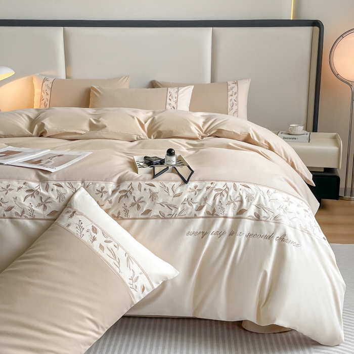 91家纺网 家纺一手货源 找家纺 欣宜家纺 2025新款纯棉全棉长绒棉磨毛绣花四件套花漾系列刺绣套件带礼盒 香槟金