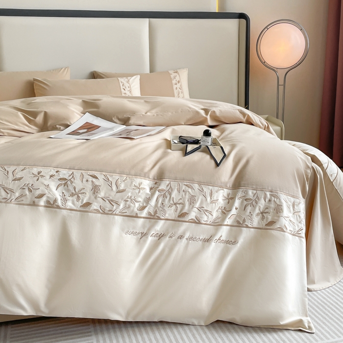 91家纺网 家纺一手货源 找家纺 欣宜家纺 2025新款纯棉全棉长绒棉磨毛绣花四件套花漾系列刺绣套件带礼盒 香槟金