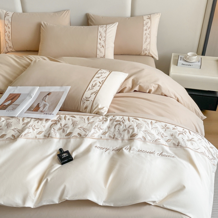 91家纺网 家纺一手货源 找家纺 欣宜家纺 2025新款纯棉全棉长绒棉磨毛绣花四件套花漾系列刺绣套件带礼盒 香槟金