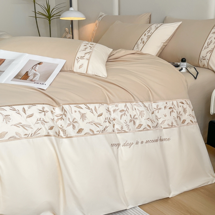 91家纺网 家纺一手货源 找家纺 欣宜家纺 2025新款纯棉全棉长绒棉磨毛绣花四件套花漾系列刺绣套件带礼盒 香槟金