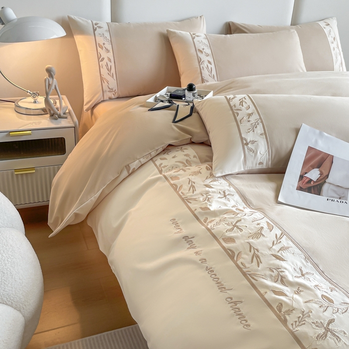 91家纺网 家纺一手货源 找家纺 欣宜家纺 2025新款纯棉全棉长绒棉磨毛绣花四件套花漾系列刺绣套件带礼盒 香槟金