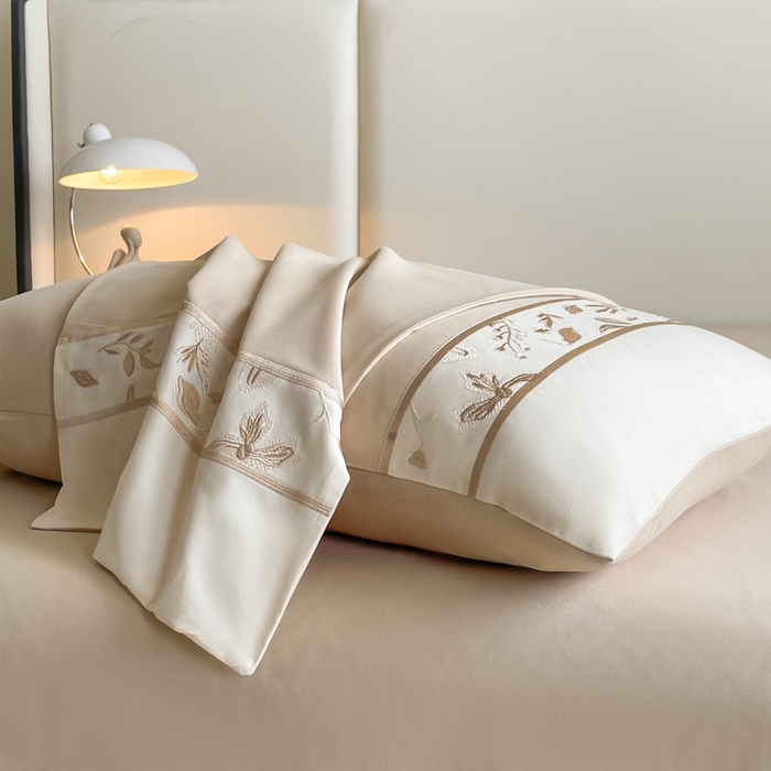 91家纺网 家纺一手货源 找家纺 欣宜家纺 2025新款纯棉全棉长绒棉磨毛绣花四件套花漾系列刺绣套件带礼盒 香槟金