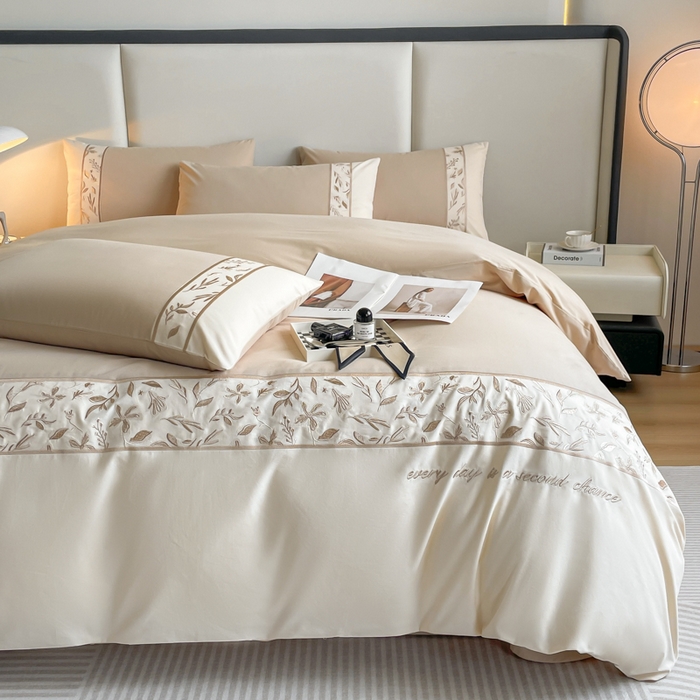 91家纺网 家纺一手货源 找家纺 欣宜家纺 2025新款纯棉全棉长绒棉磨毛绣花四件套花漾系列刺绣套件带礼盒 香槟金