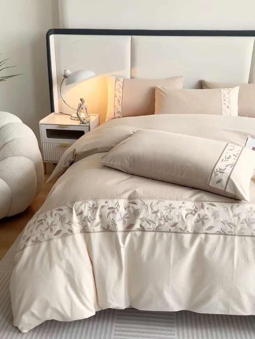 91家纺网 家纺一手货源 找家纺 欣宜家纺 2025新款纯棉全棉长绒棉磨毛绣花四件套花漾系列刺绣套件带礼盒 香槟金