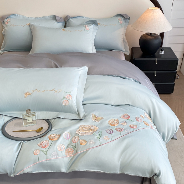 91家纺网 家纺一手货源 找家纺 欣宜家纺 2025新款纯棉全棉长绒棉刺绣绣花高端礼盒初暖系列四件套 飘蓝色