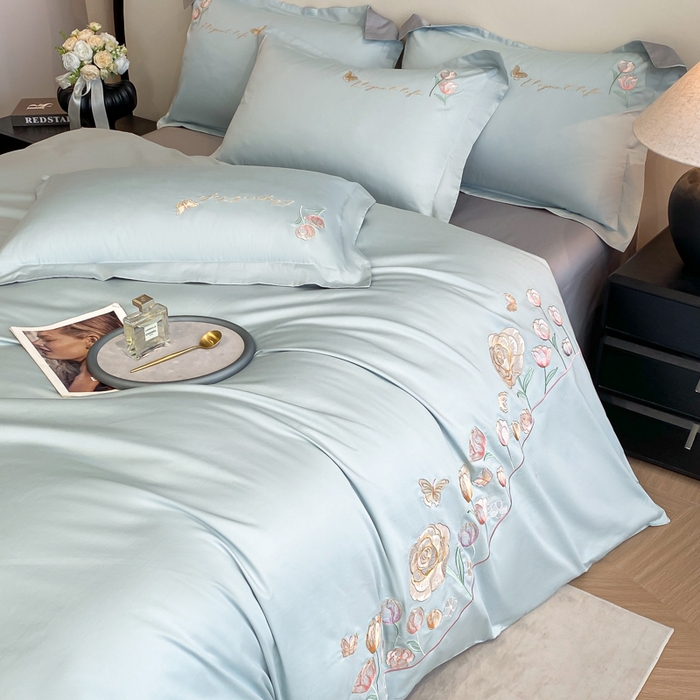 91家纺网 家纺一手货源 找家纺 欣宜家纺 2025新款纯棉全棉长绒棉刺绣绣花高端礼盒初暖系列四件套 飘蓝色