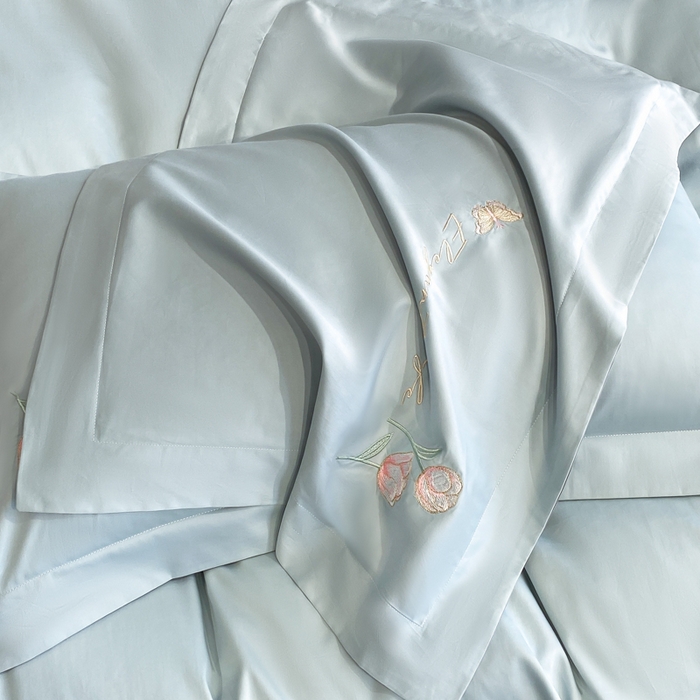 91家纺网 家纺一手货源 找家纺 欣宜家纺 2025新款纯棉全棉长绒棉刺绣绣花高端礼盒初暖系列四件套 飘蓝色