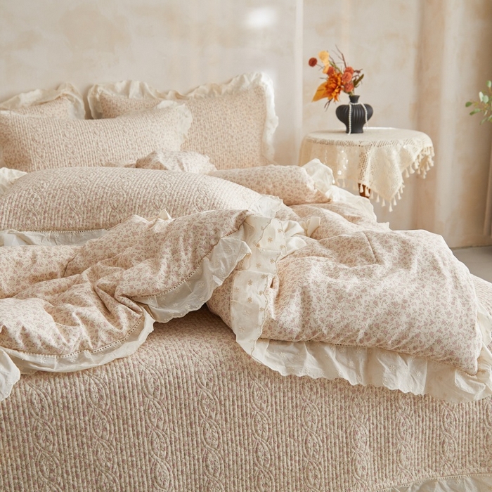 91家纺网 家纺一手货源 找家纺 源舜家纺 2026新款全棉镂空花边天丝棉麻床盖款四件套 繁华时光