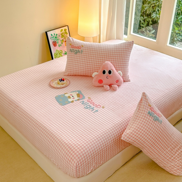 91家纺网 家纺一手货源 找家纺 （总）欣宜家纺 2025秋冬新款毛巾绣花卡通ins风高克重牛奶绒床笠三件套