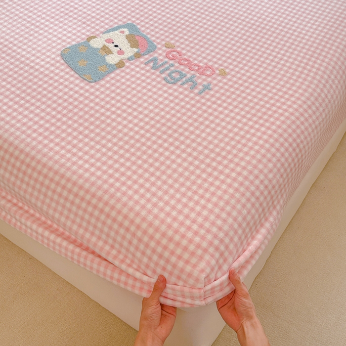 91家纺网 家纺一手货源 找家纺 （总）欣宜家纺 2025秋冬新款毛巾绣花卡通ins风高克重牛奶绒床笠三件套