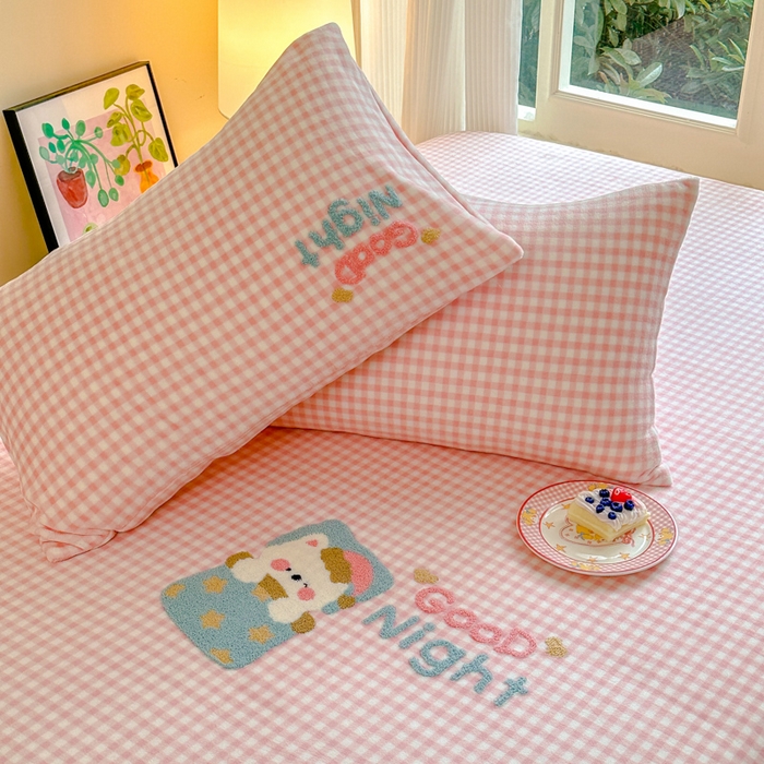 91家纺网 家纺一手货源 找家纺 欣宜家纺 2025秋冬新款毛巾绣花卡通ins风高克重牛奶绒床笠三件套 泡芙粉