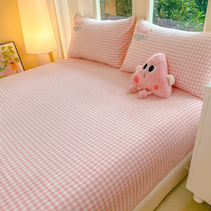 91家纺网 家纺一手货源 找家纺 欣宜家纺 2025秋冬新款毛巾绣花卡通ins风高克重牛奶绒床笠三件套 泡芙粉