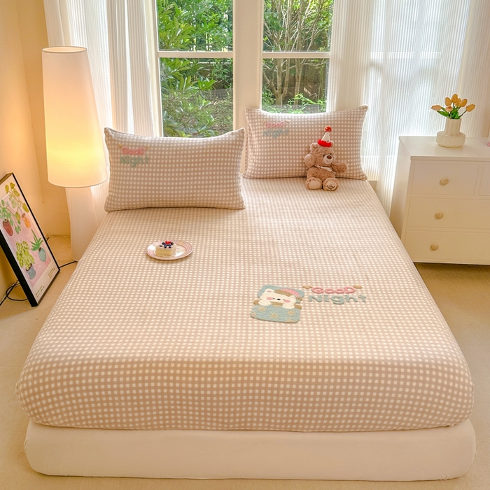 91家纺网 家纺一手货源 找家纺 欣宜家纺 2025秋冬新款毛巾绣花卡通ins风高克重牛奶绒床笠三件套 泡芙咖