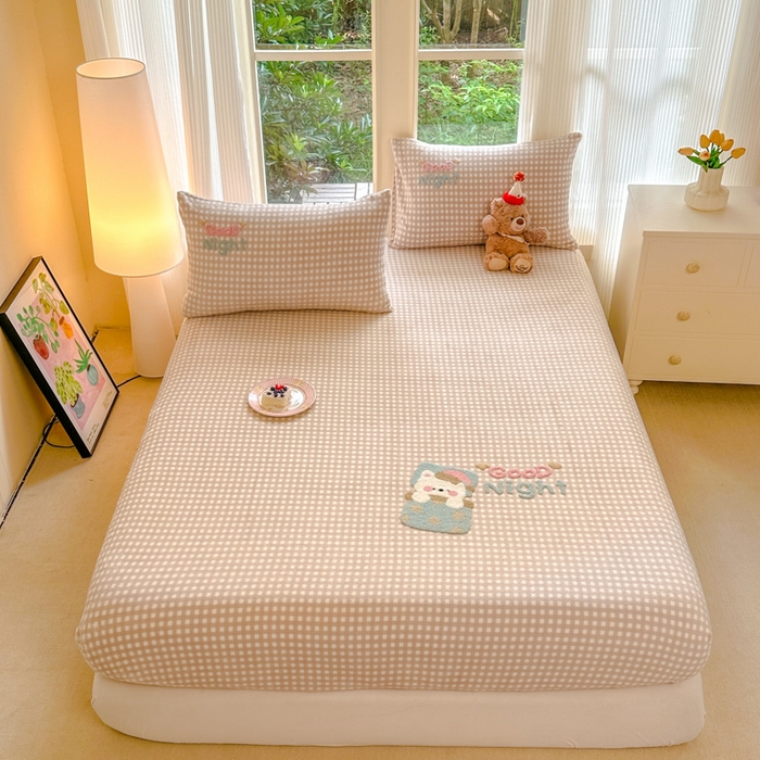 91家纺网 家纺一手货源 找家纺 欣宜家纺 2025秋冬新款毛巾绣花卡通ins风高克重牛奶绒床笠三件套 泡芙咖