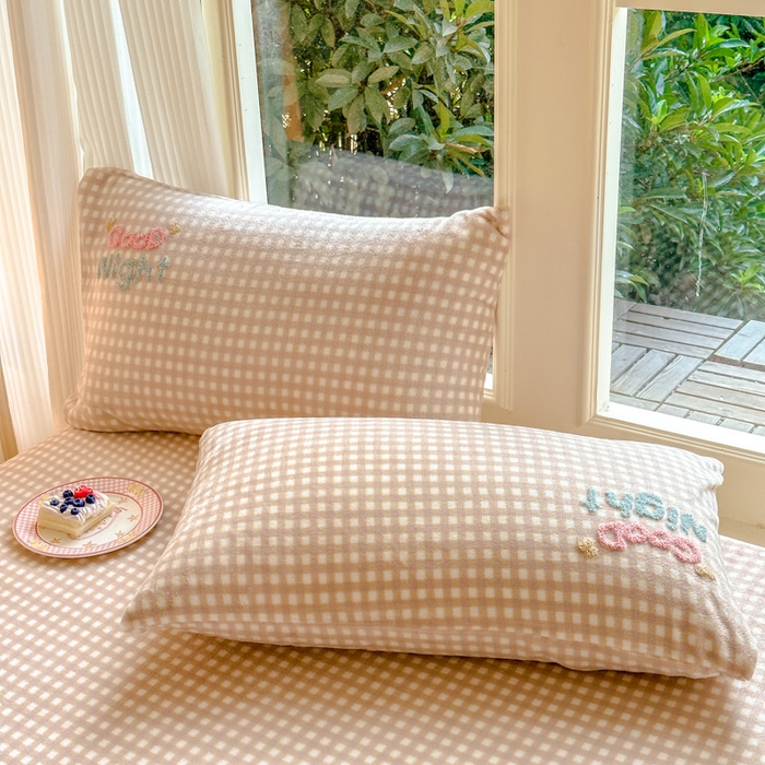 91家纺网 家纺一手货源 找家纺 欣宜家纺 2025秋冬新款毛巾绣花卡通ins风高克重牛奶绒床笠三件套 泡芙咖