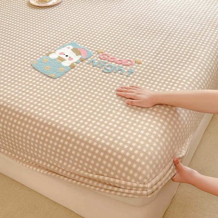 91家纺网 家纺一手货源 找家纺 欣宜家纺 2025秋冬新款毛巾绣花卡通ins风高克重牛奶绒床笠三件套 泡芙咖