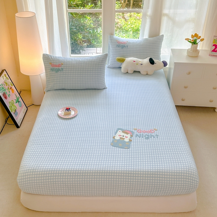 91家纺网 家纺一手货源 找家纺 欣宜家纺 2025秋冬新款毛巾绣花卡通ins风高克重牛奶绒床笠三件套 泡芙蓝