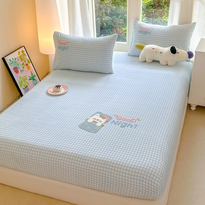 91家纺网 家纺一手货源 找家纺 欣宜家纺 2025秋冬新款毛巾绣花卡通ins风高克重牛奶绒床笠三件套 泡芙蓝