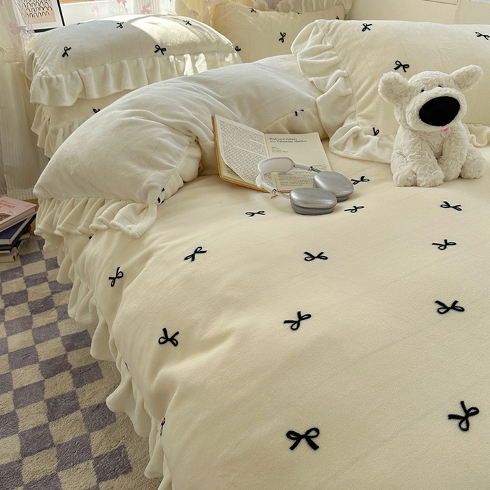 91家纺网 家纺一手货源 找家纺 欣宜家纺 2025新款韩版蝴蝶结花边款牛奶绒四件套 蝴蝶结-奶白