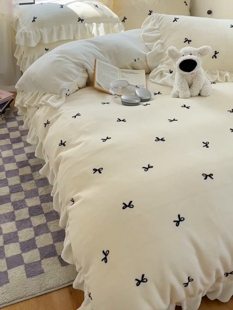 91家纺网 家纺一手货源 找家纺 欣宜家纺 2025新款韩版蝴蝶结花边款牛奶绒四件套 蝴蝶结-奶白