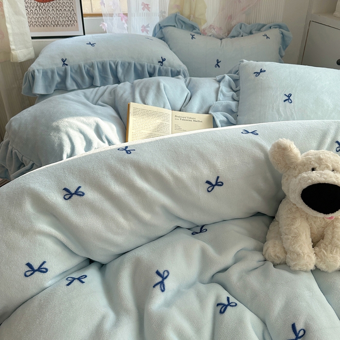 91家纺网 家纺一手货源 找家纺 欣宜家纺 2025新款韩版蝴蝶结花边款牛奶绒四件套 蝴蝶结-淡蓝